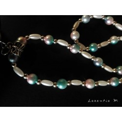 Sautoir perles irisées bleu/rose/blanc, perle shamballa blanche, pendentif béton avec cœur argenté, pompon perles blanches