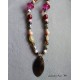 Sautoir tons rose/beige/fuschia avec pendentif bois