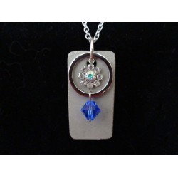 Collier avec perles cristal Swarosvki bleu et anneau sur socle de béton