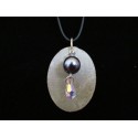 Collier, pendentif avec perles cirée grise/Swarosvki sur socle de béton