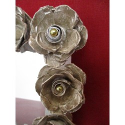 Miroir support en carton fort, décoré de roses découpées dans des boites d'oeufs et perles