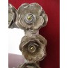 Miroir support en carton fort, décoré de roses découpées dans des boites d'oeufs et perles