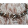 Bracelet perles de verre 8mm noires,beiges et grises, perles et lion métal argentés, élastique