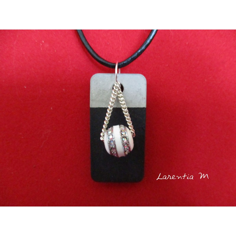 Collier pendentif "Perle" avec perle blanche argentée sur socle de béton rectangle peint noir