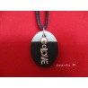 Collier pendentif "Love" avec perle cirée grise sur socle de béton ovale peint noir