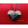 Collier pendentif "Coeur" argenté sur socle de béton coeur peint noir
