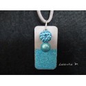 Collier pendentif perle Shamballa bleue et perle magique bleue sur socle de béton rectangle peint bleu avec paillettes
