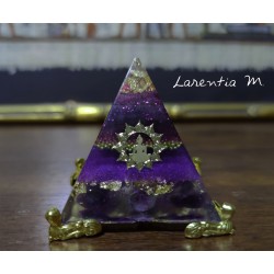 Orgone pyramid in resin, gold glass beads, purple glitter, natural stones