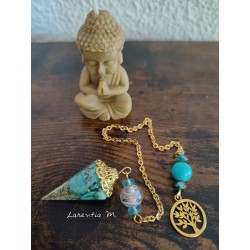 Resin pendulum with natural turquoises and brass wire. Gold plated chain