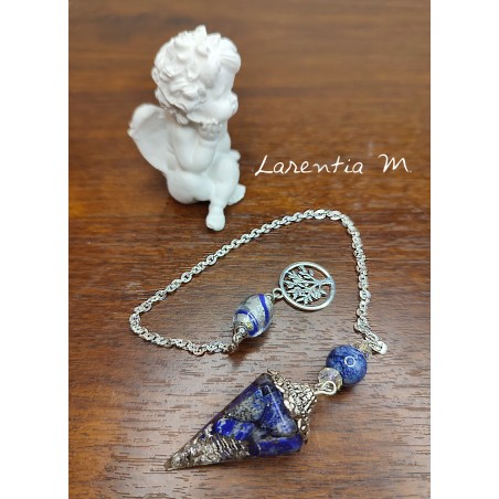 Pendule en résine avec Lapis Lazuli naturel et fil de métal. Chaîne plaqué argent