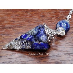 Pendule en résine avec Lapis Lazuli naturel et fil de métal. Chaîne plaqué argent