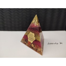 Orgonite - Pyramide 3 pans en résine, billes de verre, paillettes rouges, pierres naturelles