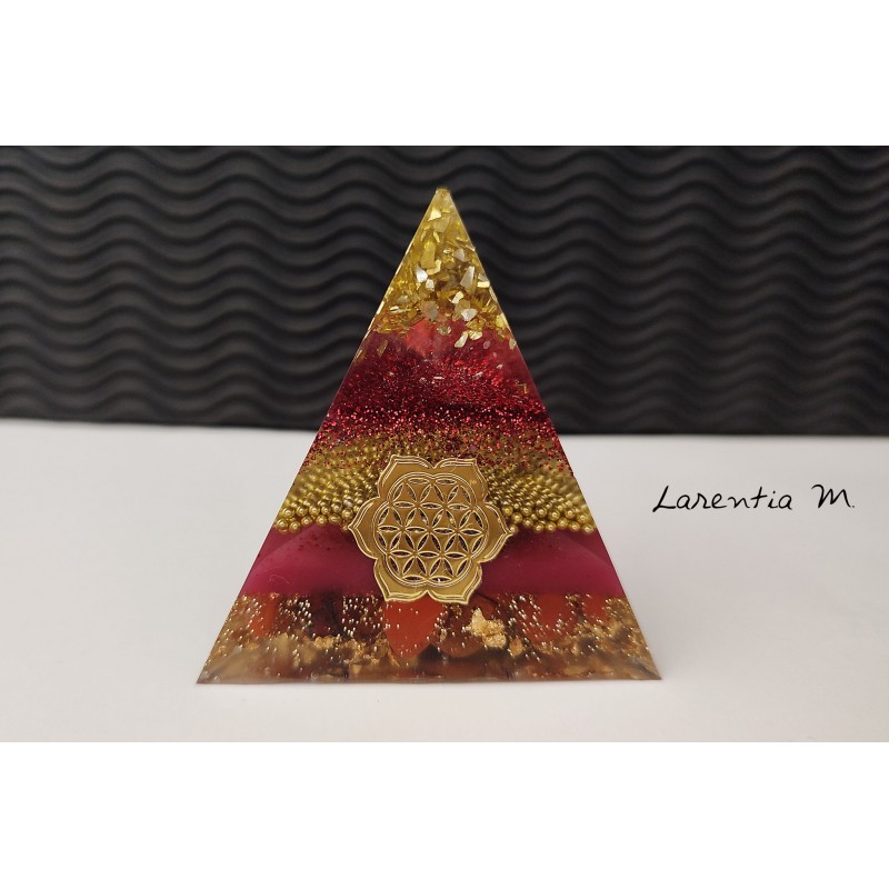 Orgonite - Pyramide en résine, billes de verre, paillettes rouges, pierres naturelles