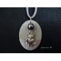 Collier, pendentif "Chouette"avec perle hématite noire sur socle de béton avec bas argenté