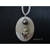 Collier, pendentif "Chouette"avec perle hématite noire sur socle de béton avec bas argenté