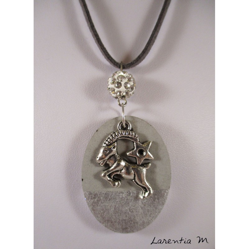 Collier pendentif  signe du zodiaque "Capricorne" avec perle shamballa blanche sur socle de béton ovale décoré argent