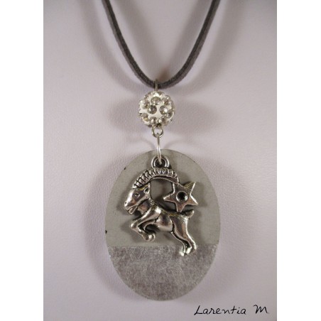 Collier pendentif  signe du zodiaque "Capricorne" avec perle shamballa blanche sur socle de béton ovale décoré argent