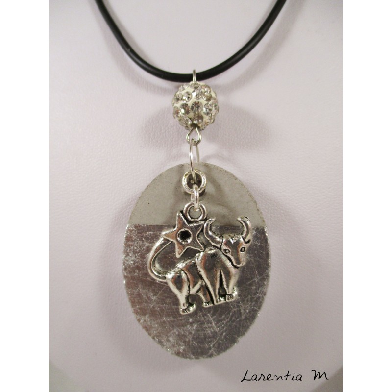 Collier pendentif  signe du zodiaque "Taureau" avec perle shamballa blanche sur socle de béton ovale décoré argent