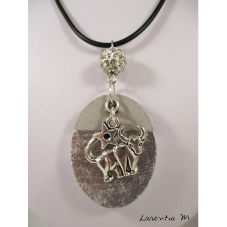 Collier pendentif  signe du zodiaque "Taureau" avec perle shamballa blanche sur socle de béton ovale décoré argent