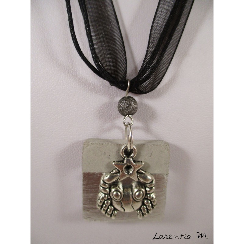 Collier ras de cou noir carré béton argent, signe zodiaque "Cancer", perle métal grise, rubans noirs