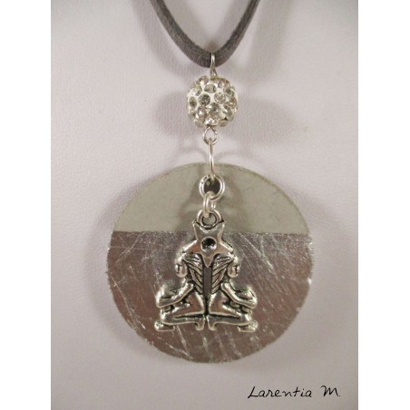 Collier, pendentif "Gémeaux" avec perle shamballa blanche sur socle de béton avec bas argenté