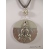 Collier, pendentif "Gémeaux" avec perle shamballa blanche sur socle de béton avec bas argenté