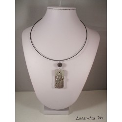 Collier pendentif zodiaque "Vierge" sur rectangle de béton argent et perle shamballa grise, ras de cou noir