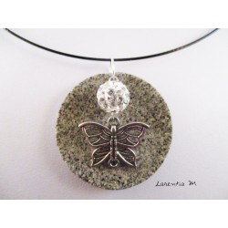 Collier, pendentif papillon argenté et perle shamballa blanche sur socle de granit rond