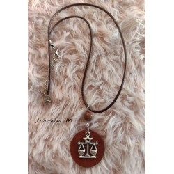 Collier pendentif rond cuir marron, signe de la "Balance" argenté, perle jaspe,cordon marron