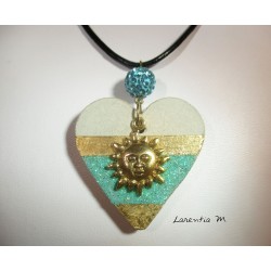 Collier pendentif avec soleil doré, suspendue à une perle shamballa bleue sur coeur béton pailleté et doré à la feuille métal