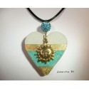 Collier pendentif avec soleil doré, suspendue à une perle shamballa bleue sur coeur béton pailleté et doré à la feuille métal