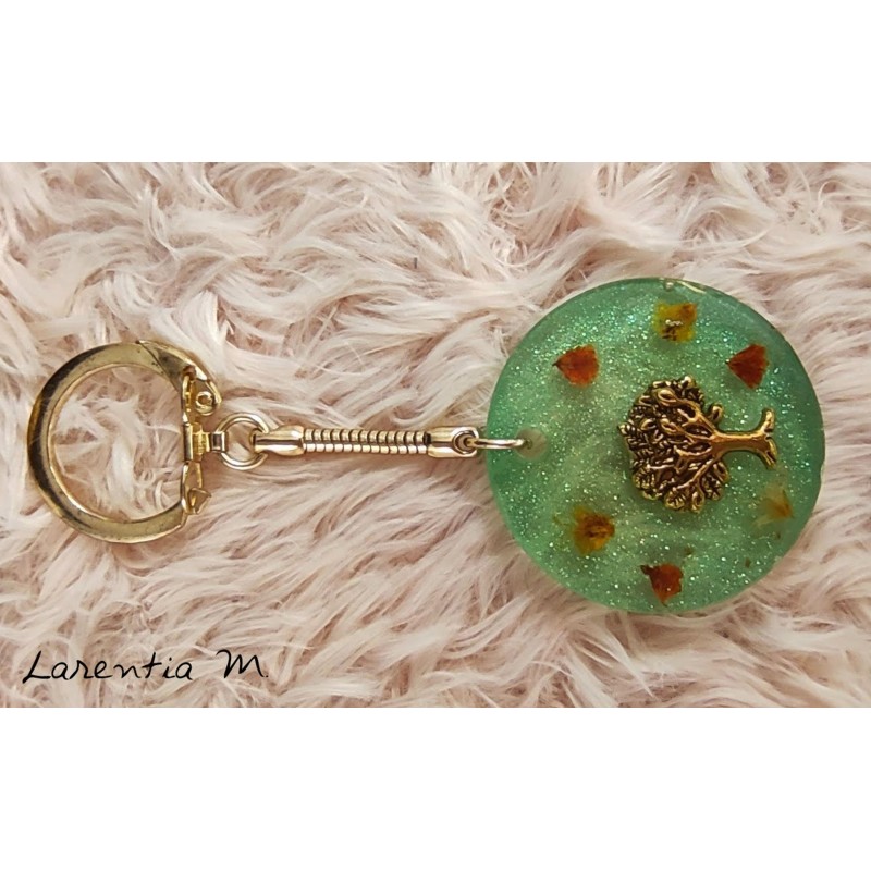 Green resin keyring, with golden tree of life and dried flowers