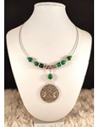 Bijoux de créateur : Colliers en perles, pendentifs en béton, en cuir ou en résine.