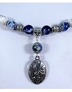 Colliers avec des perles de pierres naturelles : lapis lazuli, angelite, sodalite, chrysocolle, amazonite, oeil de tigre...