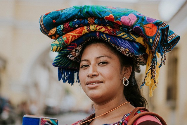 Les Boucles d'Oreilles Artisanales : Un Voyage à Travers le Temps et les Cultures